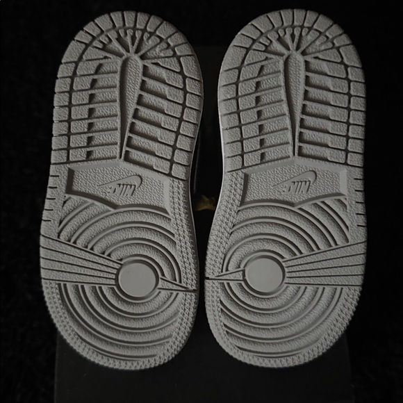 New Jordan 1 Retro High OG Satin Shadow(TD). Sz:6c. Original box - Picture 5 of 7